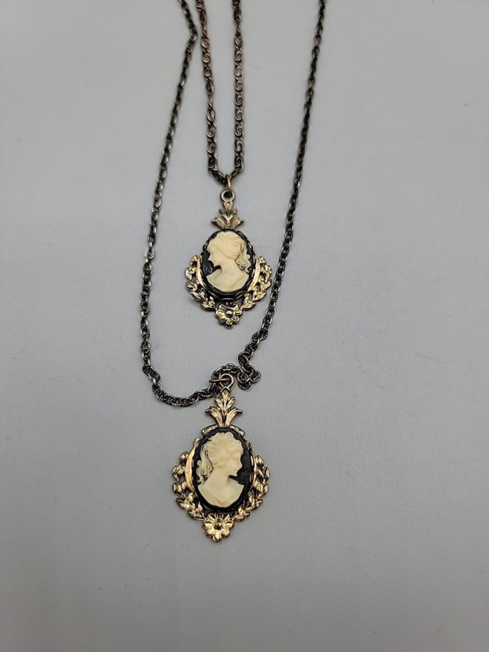 Double Faux Glass Cameo Necklace 18" Gold Tone Chain Right & Left Facing - Picture 9 of 13